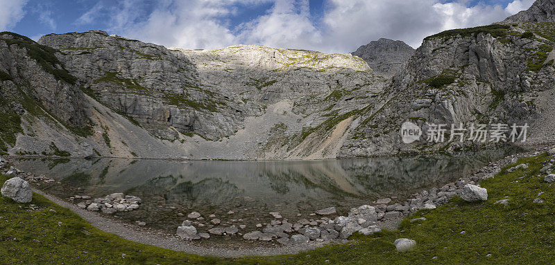 朱利安阿尔卑斯山(Spodnje Kriško jezero)湖的美丽景色